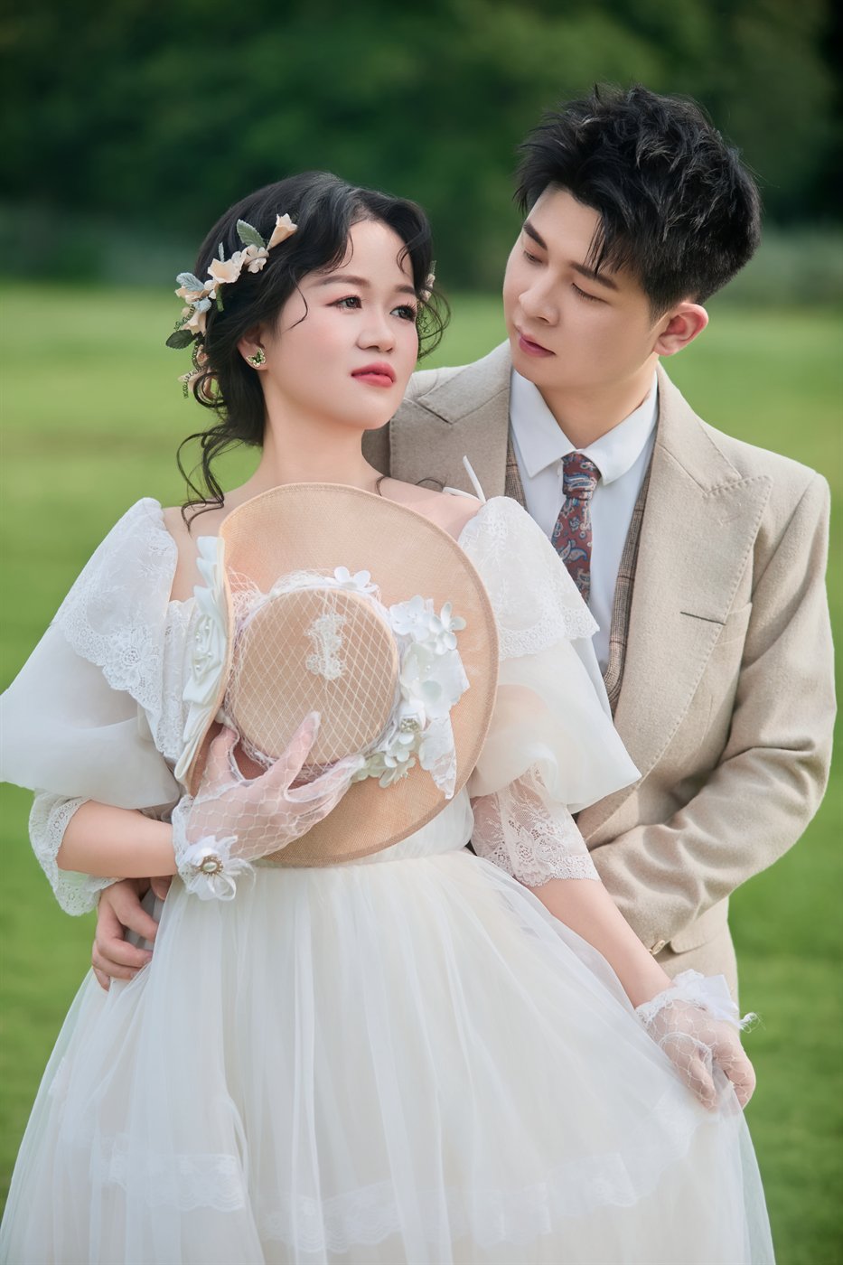 草地婚纱照